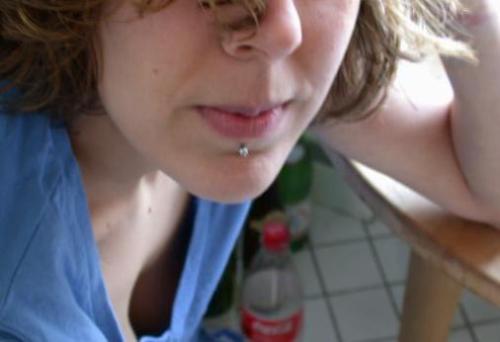 Katrin mit Colaflasche