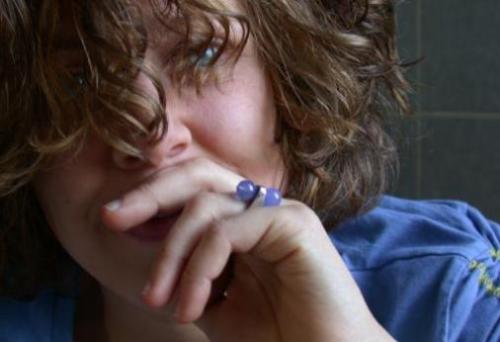 Katrin mit Hand vorm Mund