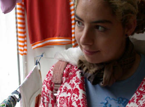 roter Pulli mit gestreiften rmeln